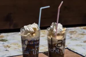 Novým kávovým hitem je banana latté. Krémový nápoj z Koreje připravíte doma za pár minut 