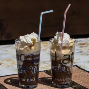Novým kávovým hitem je banana latté. Krémový nápoj z Koreje připravíte doma za pár minut 