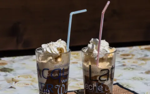 Novým kávovým hitem je banana latté. Krémový nápoj z Koreje připravíte doma za pár minut 