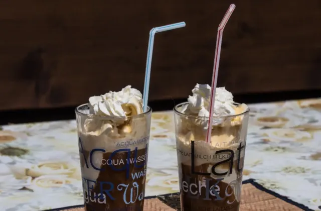 Novým kávovým hitem je banana latté. Krémový nápoj z Koreje připravíte doma za pár minut 