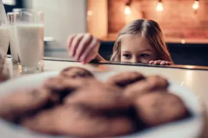 „Jedna čokoláda mu přece neublíží.“ Prarodiče mohou dítě naučit věc, kterou rodiče napravují roky