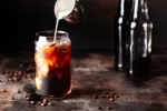 Experiment s domácím cold brew mě úplně vyléčil z drahé kavárenské závislosti: Kávu už nebudete chtít dělat jinak a ještě ušetříte!