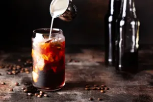 Experiment s domácím cold brew mě úplně vyléčil z drahé kavárenské závislosti: Kávu už nebudete chtít dělat jinak a ještě ušetříte!
