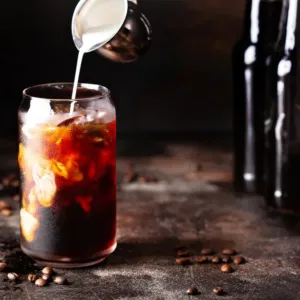Experiment s domácím cold brew mě úplně vyléčil z drahé kavárenské závislosti: Kávu už nebudete chtít dělat jinak a ještě ušetříte!