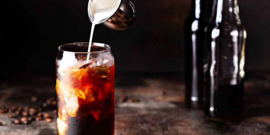 Experiment s domácím cold brew mě úplně vyléčil z drahé kavárenské závislosti: Kávu už nebudete chtít dělat jinak a ještě ušetříte!