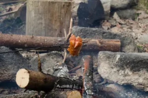 Jak nařezáváte špekáček na oheň? Způsobů je mnoho, ale jen jeden je nejlepší