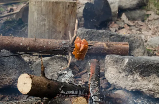 Jak nařezáváte špekáček na oheň? Způsobů je mnoho, ale jen jeden je nejlepší