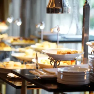 Snídaně končí u dveří restaurace. Za plné tašky jídla mohou hotely chtít doplatek