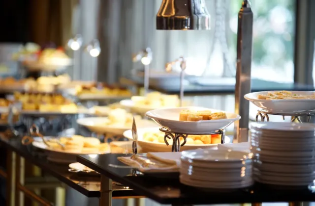 Snídaně končí u dveří restaurace. Za plné tašky jídla mohou hotely chtít doplatek