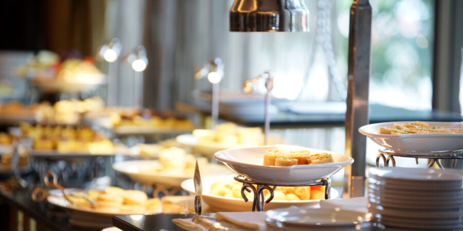Snídaně končí u dveří restaurace. Za plné tašky jídla mohou hotely chtít doplatek