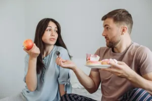 Partner mi hlídá každé sousto. Kontrola talíře může být stejně ponižující jako poznámky o postavě