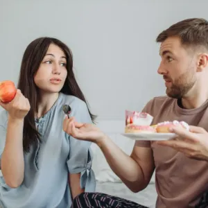 Partner mi hlídá každé sousto. Kontrola talíře může být stejně ponižující jako poznámky o postavě