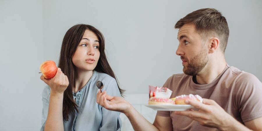 Partner mi hlídá každé sousto. Kontrola talíře může být stejně ponižující jako poznámky o postavě