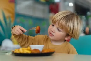 Česko dětem servíruje nugety a hranolky. V zahraničí už pochopili, že dětské menu nemá končit ve friťáku
