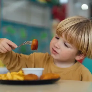 Česko dětem servíruje nugety a hranolky. V zahraničí už pochopili, že dětské menu nemá končit ve friťáku