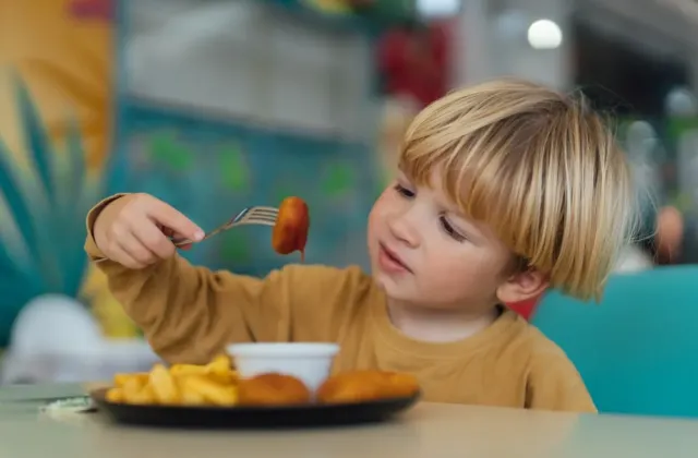 Česko dětem servíruje nugety a hranolky. V zahraničí už pochopili, že dětské menu nemá končit ve friťáku
