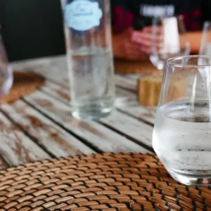 Karafa kohoutkové vody za 120 korun? Restaurace ji zdarma dát nemusí, překvapit vás ale nesmí