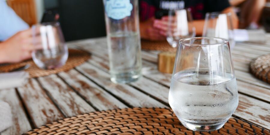 Karafa kohoutkové vody za 120 korun? Restaurace ji zdarma dát nemusí, překvapit vás ale nesmí