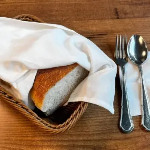 Košík pečiva v restauraci může být drahá past. Zaplatíte ho, i když se ho ani nedotknete?