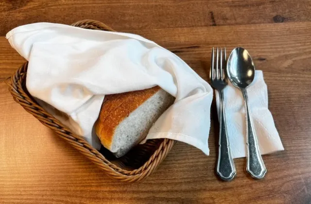 Košík pečiva v restauraci může být drahá past. Zaplatíte ho, i když se ho ani nedotknete?
