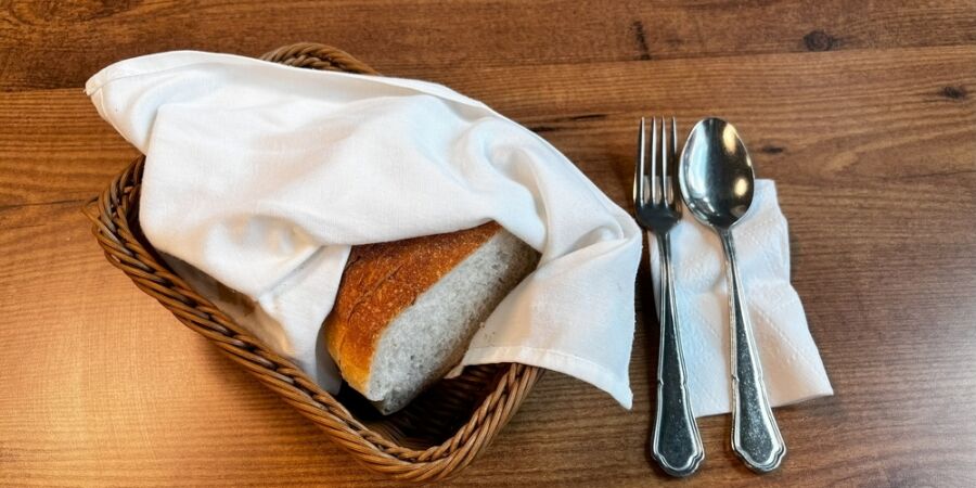 Košík pečiva v restauraci může být drahá past. Zaplatíte ho, i když se ho ani nedotknete?