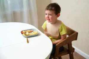 Ještě tři sousta! Proč bychom děti neměli nutit dojídat za každou cenu
