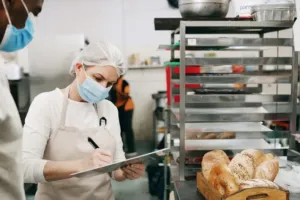 Jídelny na reparát? Téměř každá třetí kontrola odhalila závadu. Každá pátá skončila pokutou