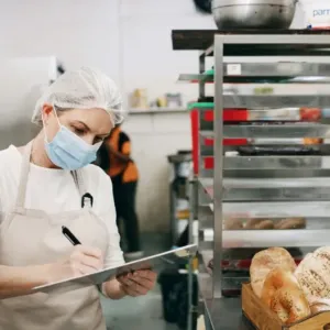 Jídelny na reparát? Téměř každá třetí kontrola odhalila závadu. Každá pátá skončila pokutou