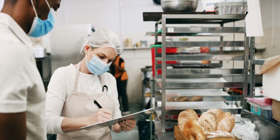 Jídelny na reparát? Téměř každá třetí kontrola odhalila závadu. Každá pátá skončila pokutou