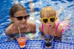 Hotel zakázal vlastní vodu u bazénu. Může hosty nutit kupovat nápoje pouze u baru?
