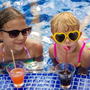 Hotel zakázal vlastní vodu u bazénu. Může hosty nutit kupovat nápoje pouze u baru?