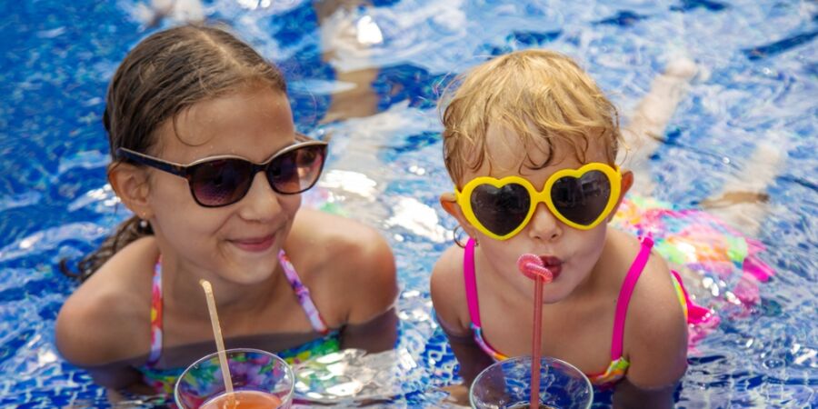 Hotel zakázal vlastní vodu u bazénu. Může hosty nutit kupovat nápoje pouze u baru?