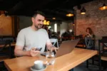 Jedna káva, ale tři hodiny v kavárně s notebookem? Nově hrozí sankce za camping u stolů