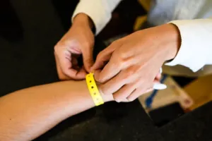 Velký omyl většiny! All inclusive neznamená bezedný kelímek na alkohol a nepřetržitý přísun jídla! Co můžete reklamovat a co vám hotel dávat nemusí?