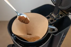 Ženu z Drážďan štval lógr v kávě. Vzala papír ze sešitu svého syna a změnila rána celému světu