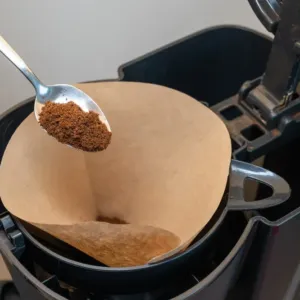 Ženu z Drážďan štval lógr v kávě. Vzala papír ze sešitu svého syna a změnila rána celému světu