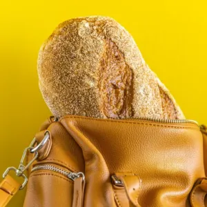 Odnášení jídla mimo restauraci bez výslovného svolení provozovatele naplňuje znaky bezdůvodného obohacení: Za nacpané kapsy hrozí problémy