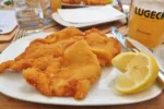 Proč se k řízku dává citron? Nejde jen o ozdobu, kyselá chuť má u smažených jídel svůj význam