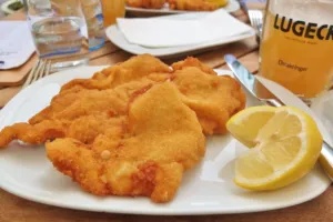 Proč se k řízku dává citron? Nejde jen o ozdobu, kyselá chuť má u smažených jídel svůj význam