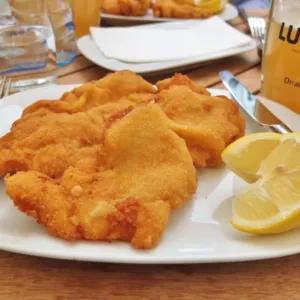 Proč se k řízku dává citron? Nejde jen o ozdobu, kyselá chuť má u smažených jídel svůj význam