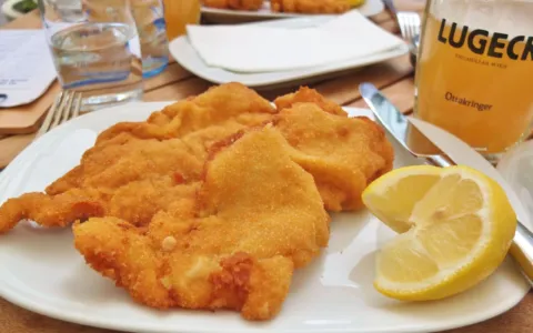 Proč se k řízku dává citron? Nejde jen o ozdobu, kyselá chuť má u smažených jídel svůj význam
