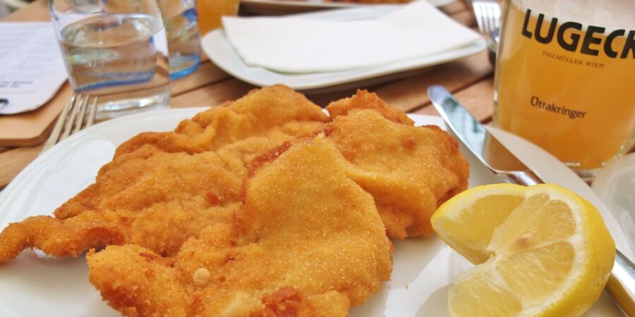 Proč se k řízku dává citron? Nejde jen o ozdobu, kyselá chuť má u smažených jídel svůj význam