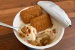 Dvě suroviny, jedna noc. Virální cheesecake přímo v jogurtovém kelímku je nejjednodušším dezertem letošního léta