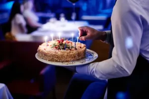 Vlastní voda, dort i víno v restauraci: Co vám může obsluha zakázat a kdy si naúčtuje stovky navíc?