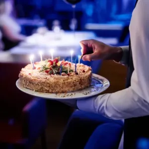 Vlastní voda, dort i víno v restauraci: Co vám může obsluha zakázat a kdy si naúčtuje stovky navíc?