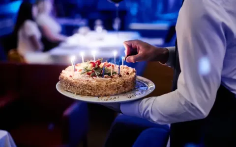 Vlastní voda, dort i víno v restauraci: Co vám může obsluha zakázat a kdy si naúčtuje stovky navíc?