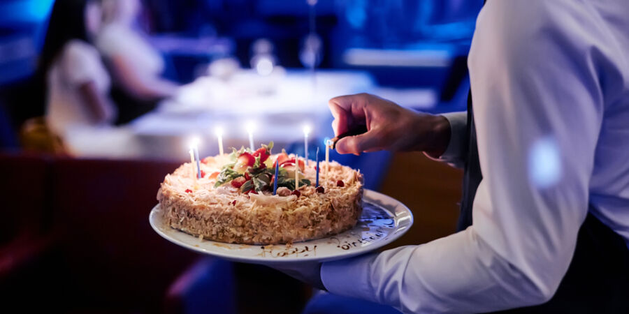 Vlastní voda, dort i víno v restauraci: Co vám může obsluha zakázat a kdy si naúčtuje stovky navíc?