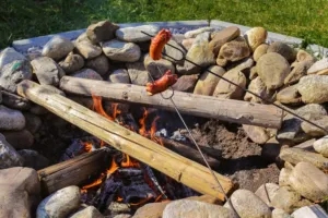 Kupujete špekáčky na oheň? Výrobek plný masa od toho ošizeného poznáte podle jednoduchého vodítka