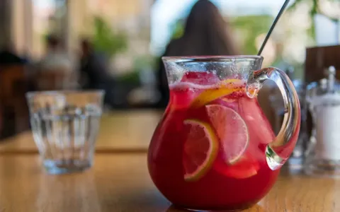 Sangrii měli v oblibě Picasso i Fellini. Tradiční španělský nápoj v tropech znovu láká, jak připravit tu nejlepší?