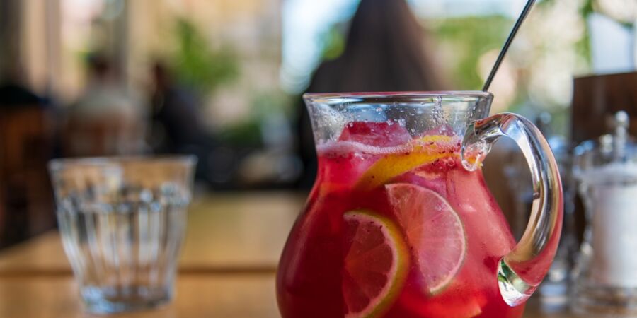 Sangrii měli v oblibě Picasso i Fellini. Tradiční španělský nápoj v tropech znovu láká, jak připravit tu nejlepší?
